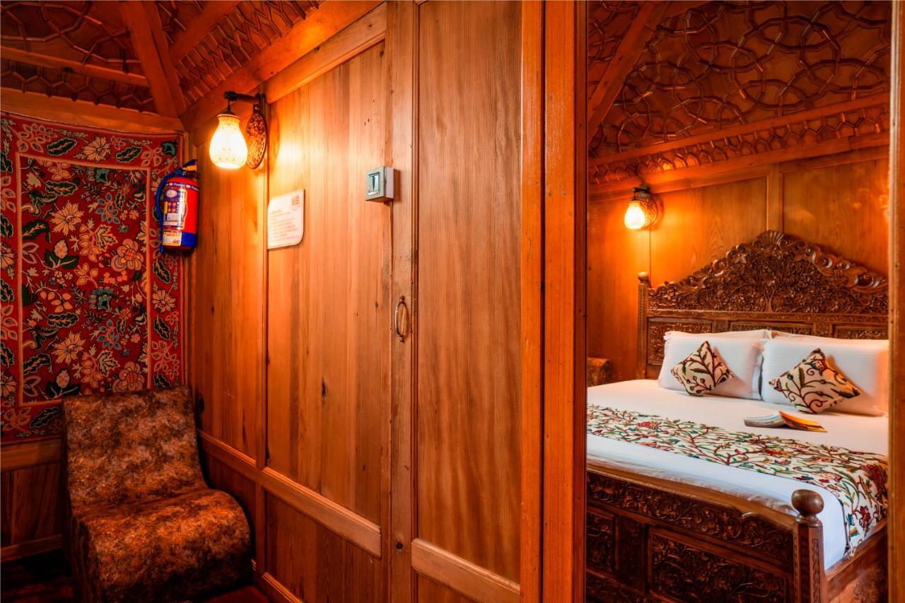New Jacquline Heritage Houseboats Srinagar  Bagian luar foto