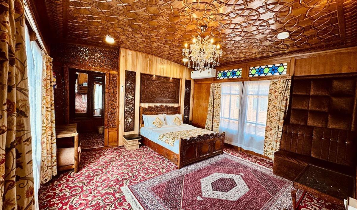 New Jacquline Heritage Houseboats Srinagar  Bagian luar foto