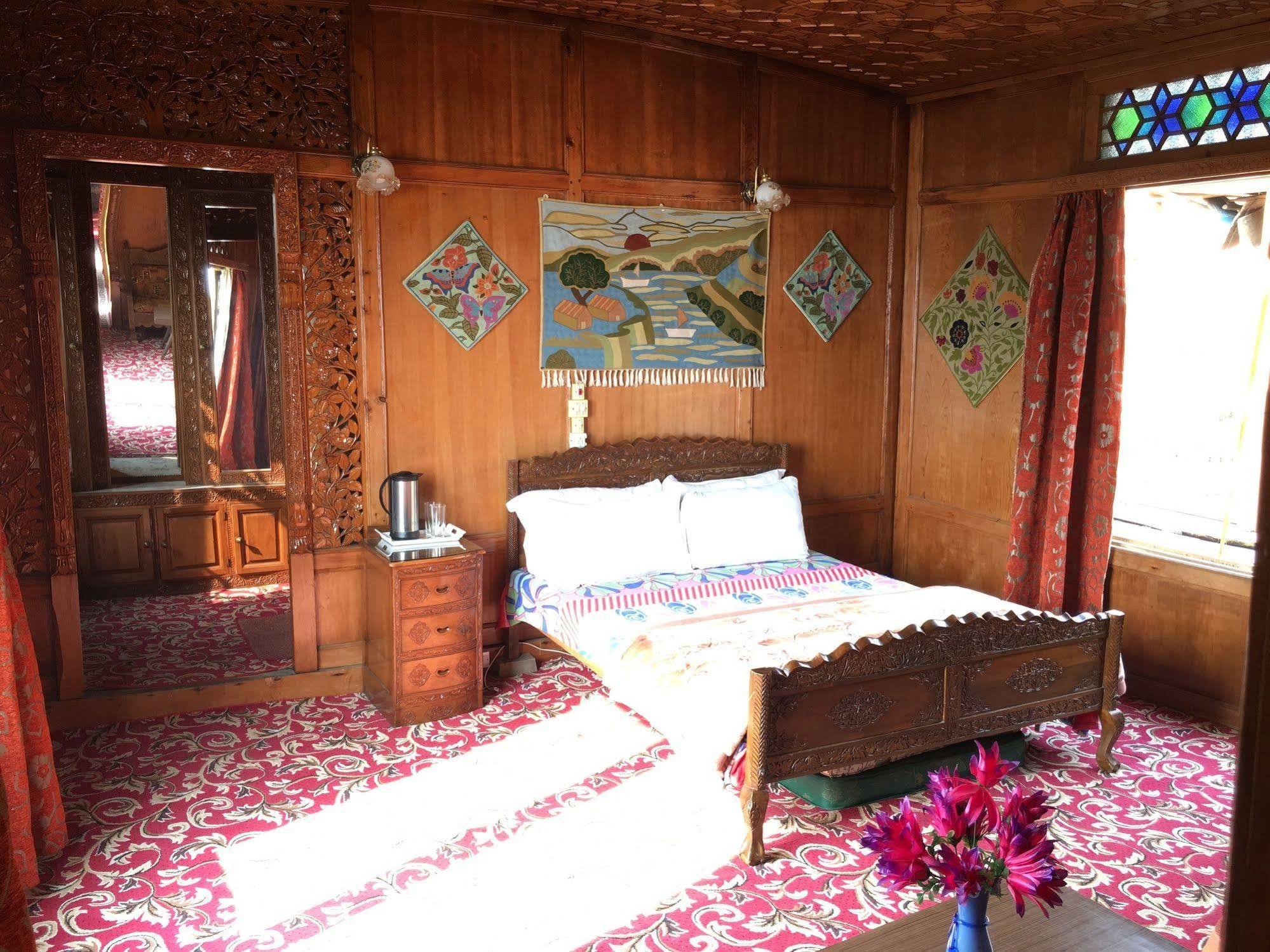 New Jacquline Heritage Houseboats Srinagar  Bagian luar foto