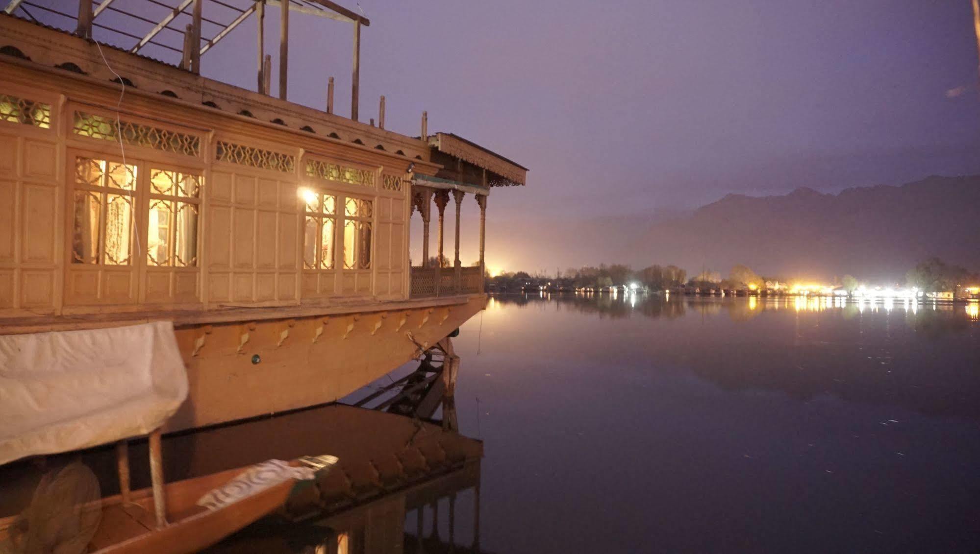 New Jacquline Heritage Houseboats Srinagar  Bagian luar foto